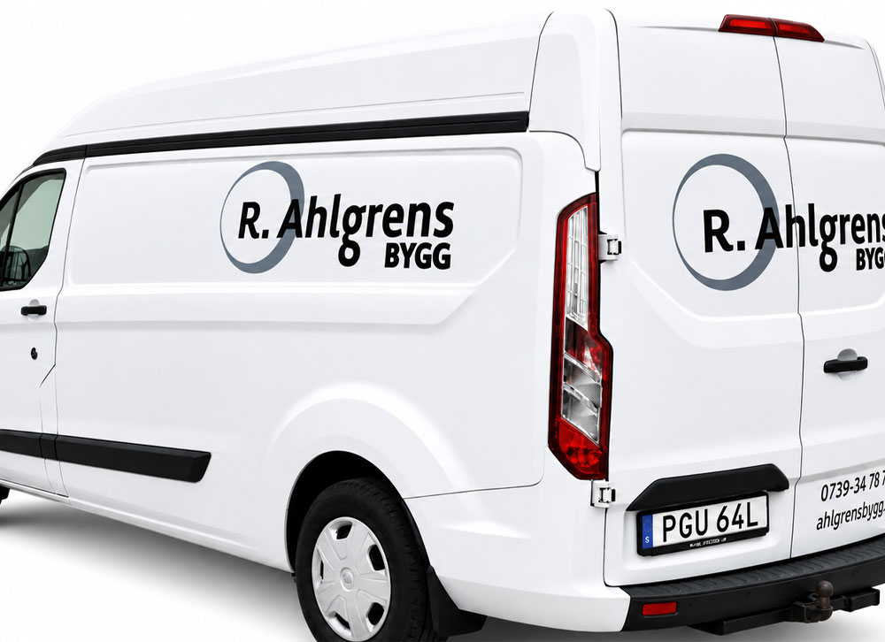 En vit sk&aring;pbil med Ahlgrens logotyp